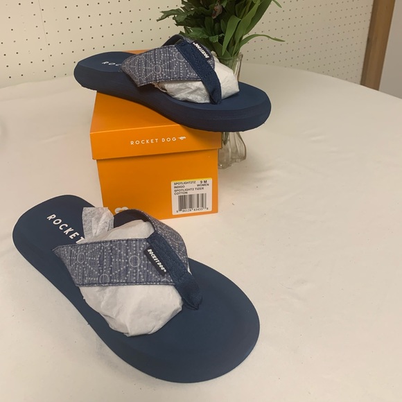 Rocket Dog Women’s Indigo Blue Flower Flip-Flop Sandals - Picture 4 of 7